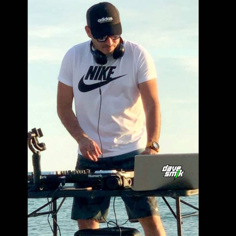 dj mezclando musica en la playa nike audifonos mix beach